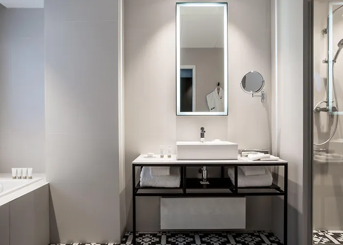 Louvre-lens - Esprit De France 4*